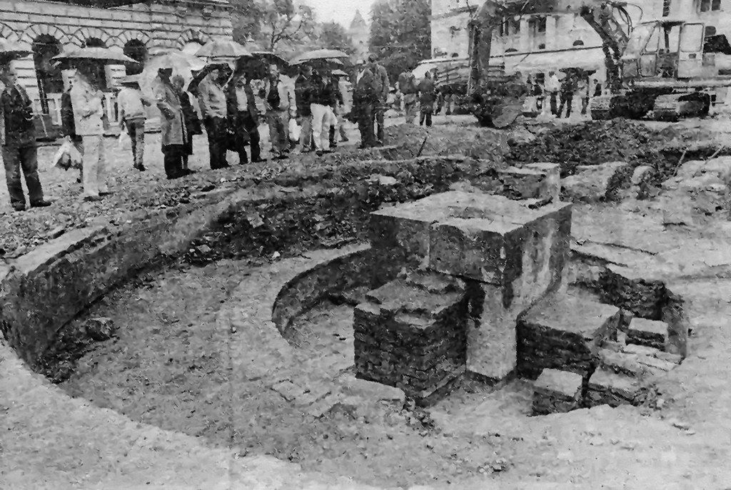 Trg Republike (današnji Trg Bana Jelačića) 1986. godine. Manduševac
